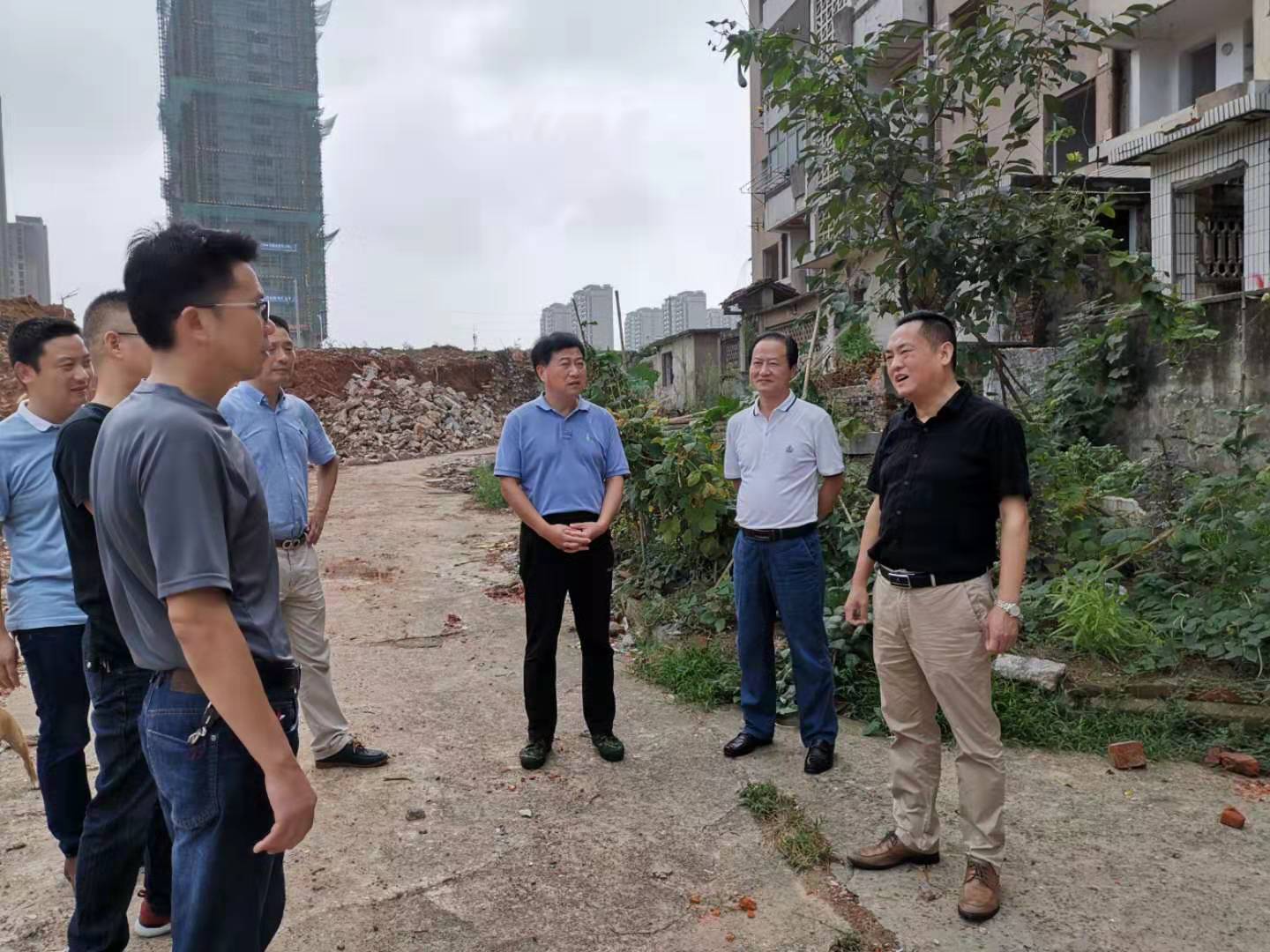 為加快方家沖、造紙廠和桂花園新安置區(qū)建設(shè)，2019年9月5日下，市城建集團總經(jīng)理衛(wèi)民陪同市政府副秘書長劉陳寅深入項目建設(shè)現(xiàn)場，調(diào)度推進安置區(qū)征遷工作.jpg